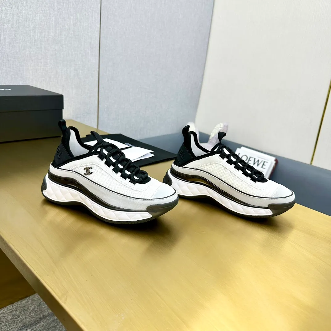 👟👟Ex-factory price 480👟👟 Women's shoes Women's clothing Women's shoes factory Top version Chanel Chanel - 2023 counter top casual sports shoes This classic design; the upper is electro-embroidered with a variety of craftsmanship; the outsole is fashionable and sporty; it is unusual to incorporate a variety of color matching elements... The diversified mix and match is very beautiful and versatile, casual, fashionable, sports and outdoor can be taken into account... ꫛꫀꪝ Go➫ Materials: ❶Upper is made of: original imported mercerized velvet + double-layer breathable mesh ❷Inside is made of: original imported breathable mesh ❸Outsole is based on: original TPU combination outsole Counter boutique packaging complete set Women 35-41 Men 38-46 ᅟᅠᅟᅠᅟᅠ